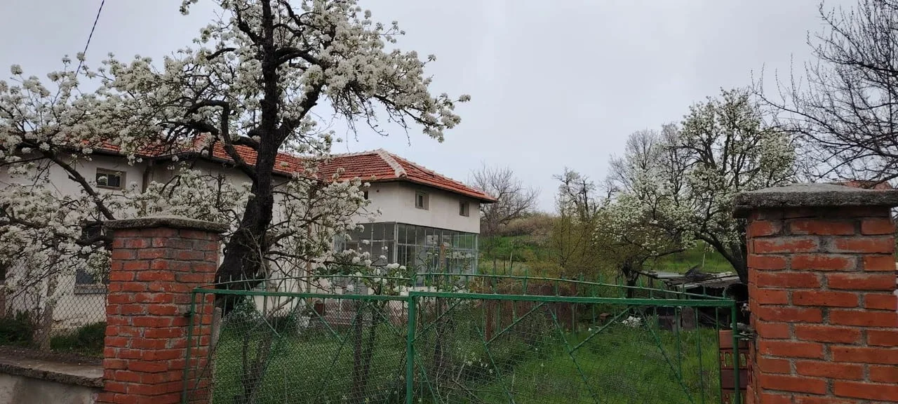 Едноетажна къща с парцел в село Динево, обл.Хасково