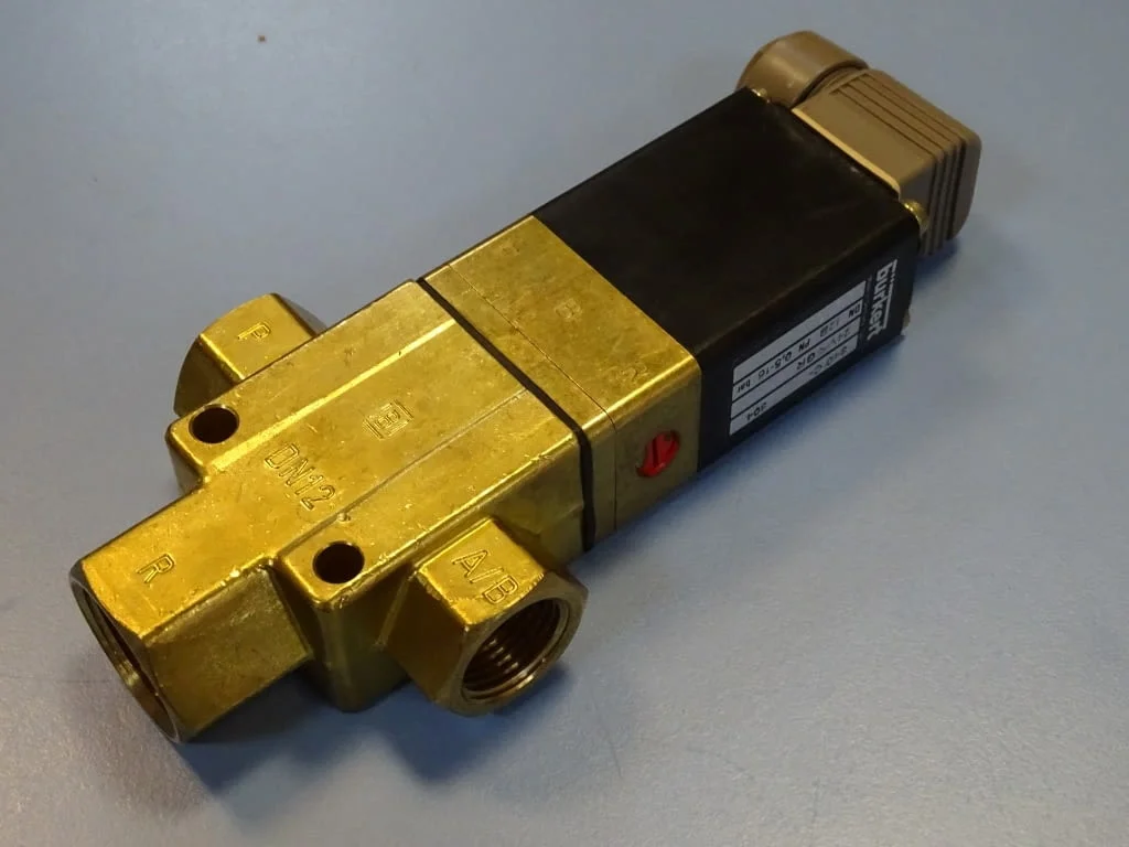 Магнет вентил 3-пътен Burkert 340-C-304 3/2 way solenoid valve 24VDC 16Bar — снимка 2