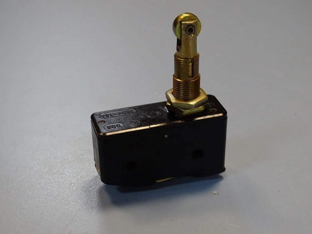 Микроизключвател VEB Robotron typ A1E1(ALE1) micro switch button 380VAC — снимка 2