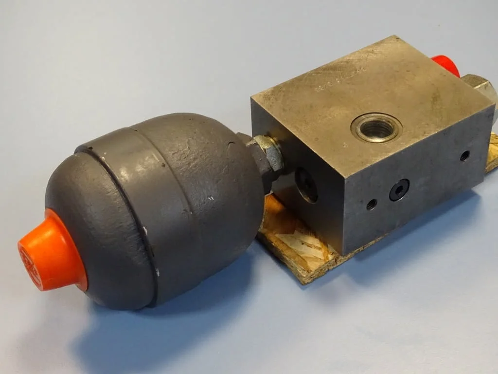 Хидроакумулатор HYDAC 0.370 L с хидравличен блок — снимка 4