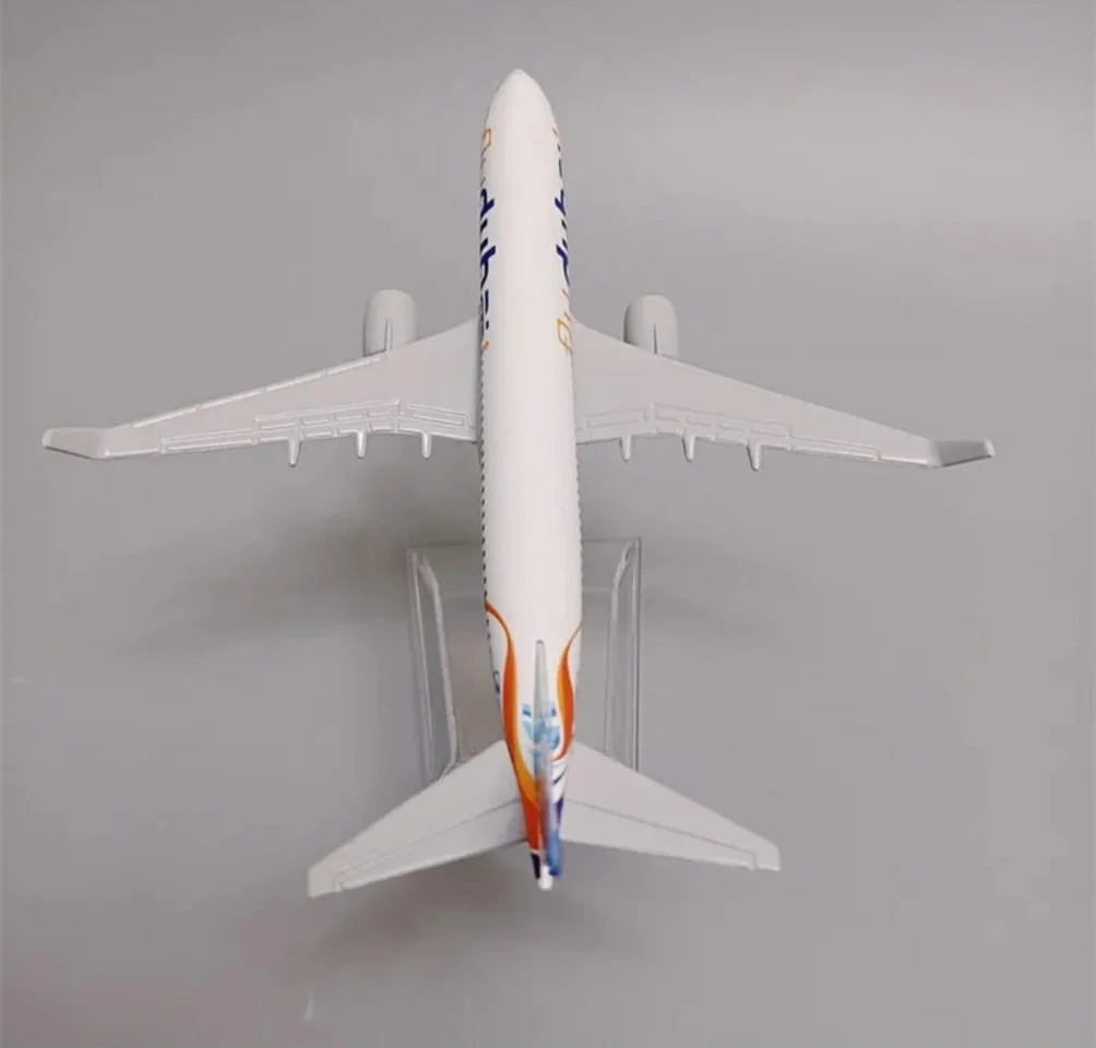 Бойнг 737 самолет Fly Dubai модел макет метален лайнер полет куфари багаж аиокомпания пътник всеки — снимка 3