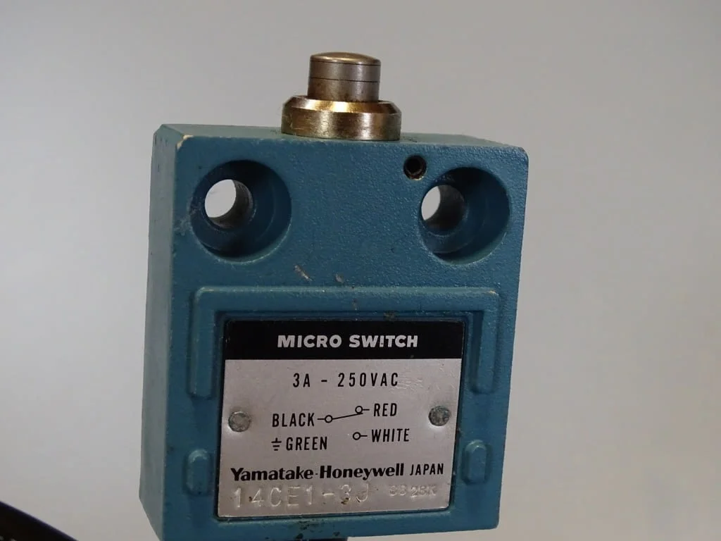 Краен изключвател Yamatake Honeywell 14CE1-3J limit switch 3A 250VAC — снимка 4