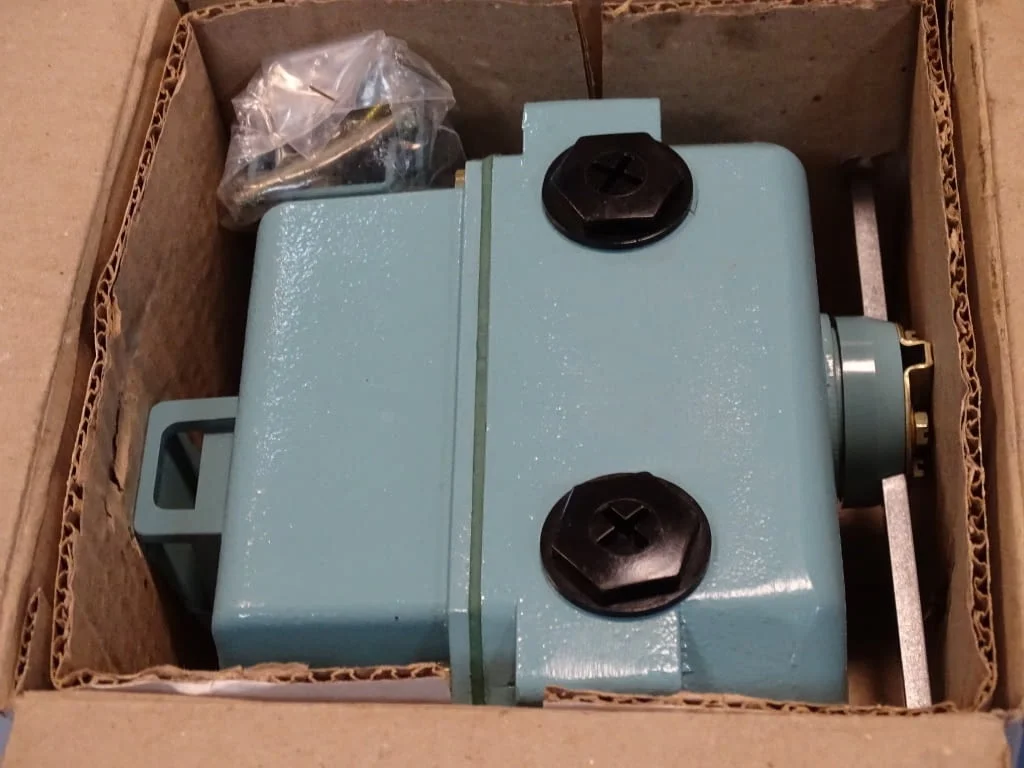 Краен изключвател Telemecanique XF9-DB Limit Switch — снимка 8