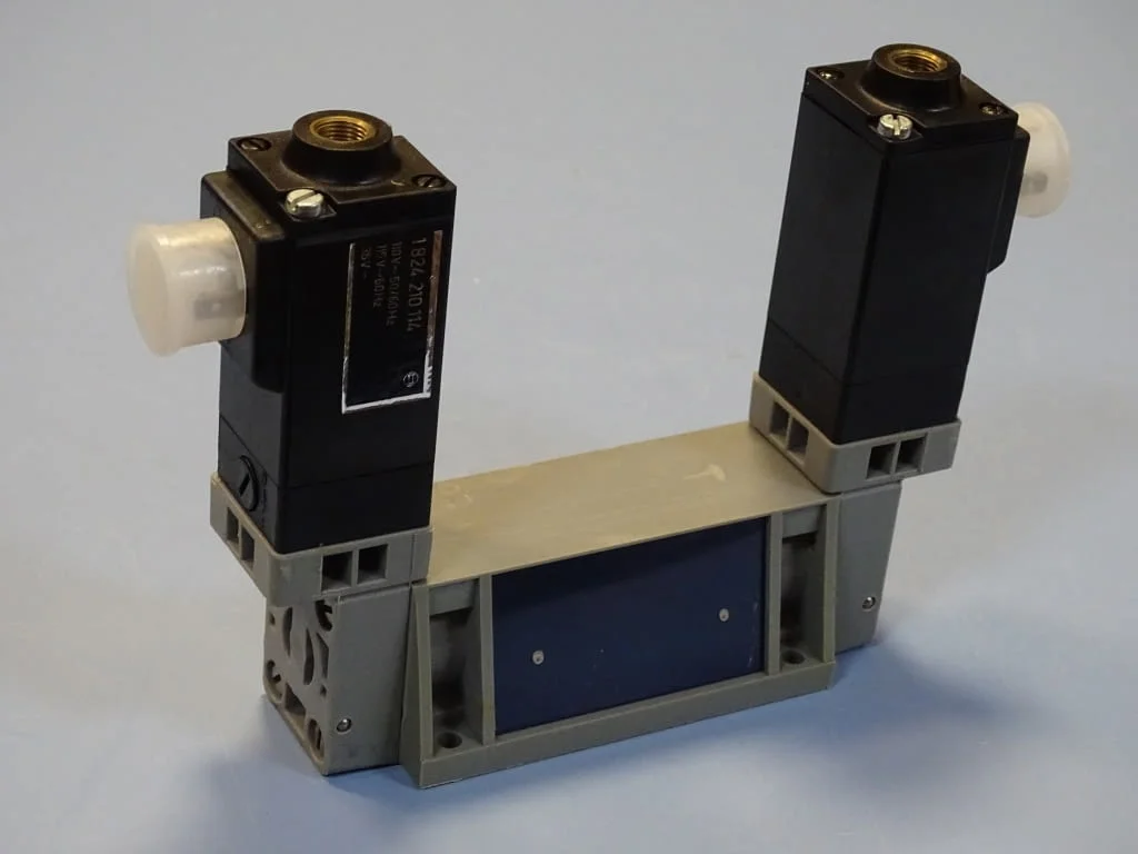 Пневматичен разпределител Bosch Solenoid Valve 110VAC — снимка 2