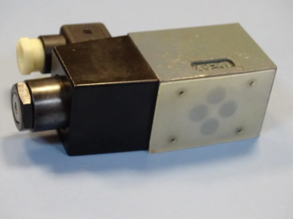 Хидравличен разпределител SUMITOMO SD4GS-AcB-02B-100-11 directional valve 100V — снимка 6