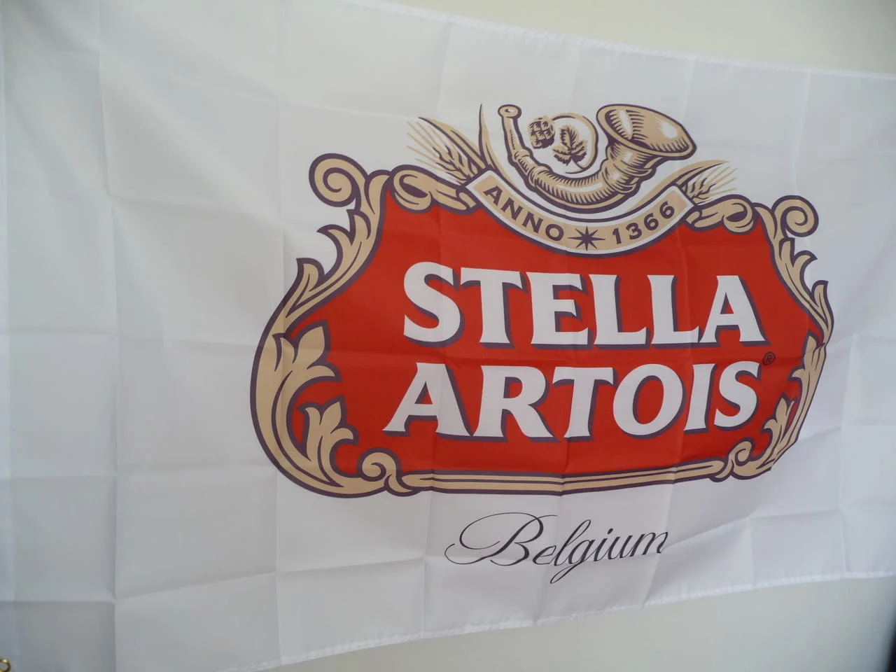 Ново Знаме на бира Stella Artois бяло Стела Артоа бирария студена наливна халби белгийска пивка бар