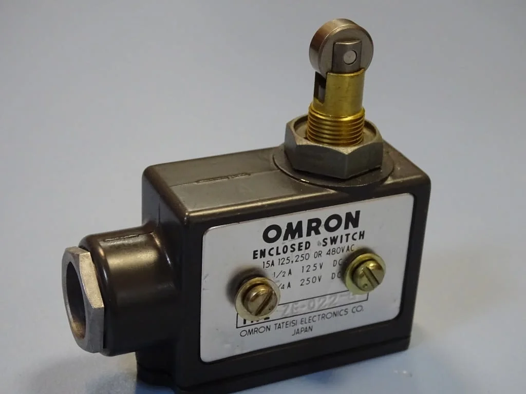 Изключвател Omron ZE-Q22-G Enclosed Switch Roller Plunger 15A — снимка 3