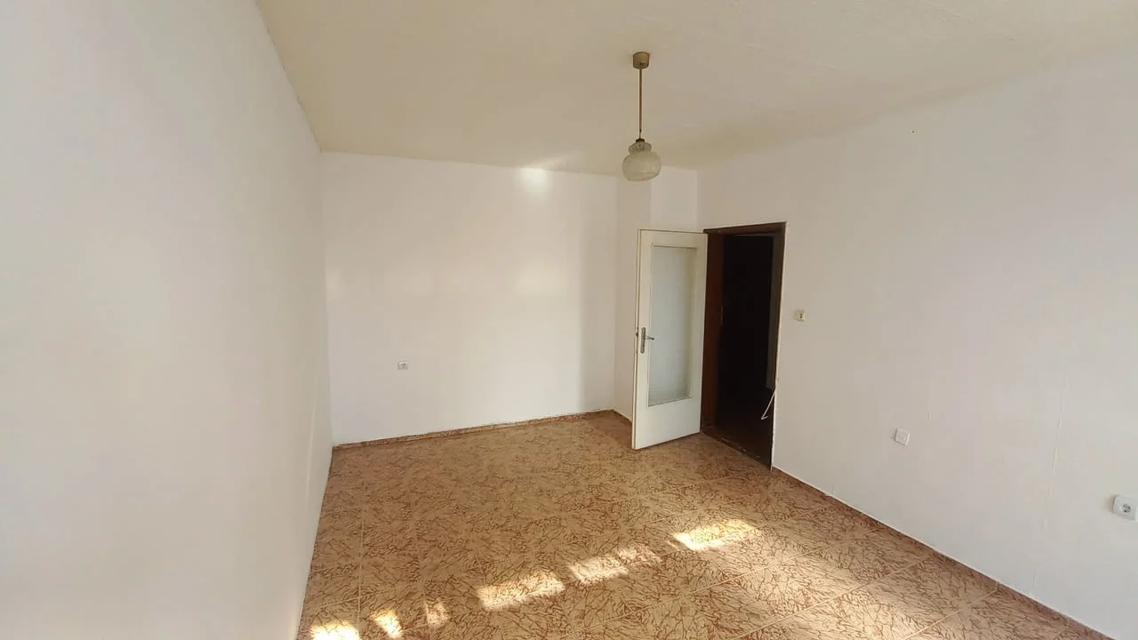 Продаваме двустаен апартамент в кв. Каменица 1 — снимка 2