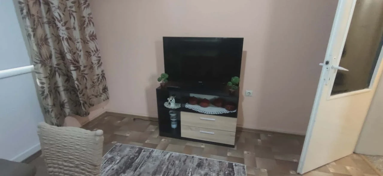 Даваме под наем 4-стаен апартамент в кв. Каменица 1 — снимка 2