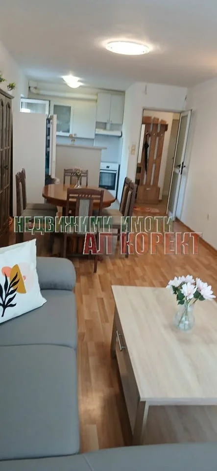 Просторен тристаен под наем в Центъра