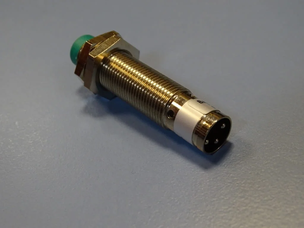 Индуктивен датчик Baumer Electric IFR 12.26.31/S13/L inductive sensor — снимка 3
