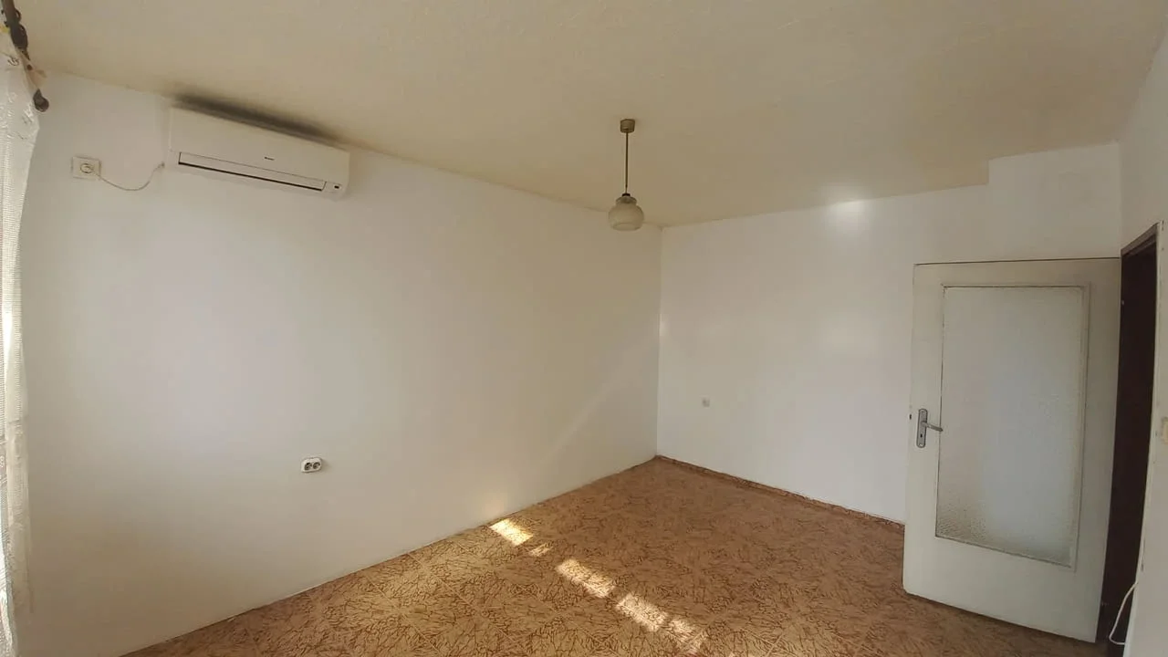 Продаваме двустаен апартамент в кв. Каменица 1