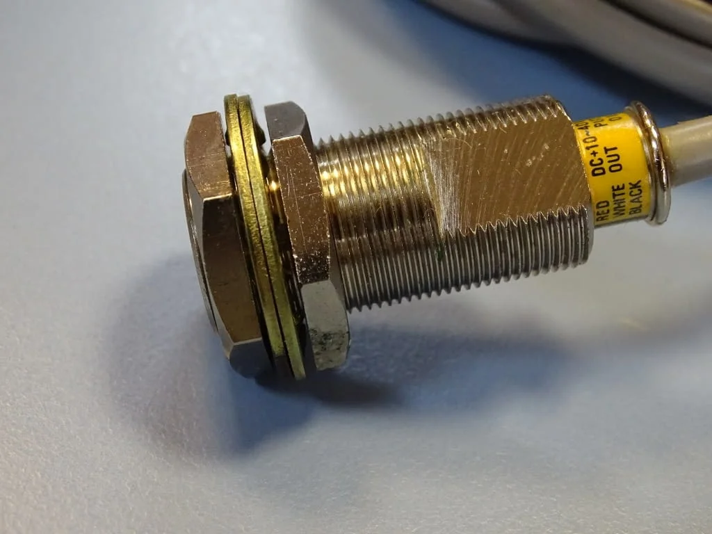 Индуктивен датчик Omron TL-X5E1 inductive proximity sensor — снимка 2