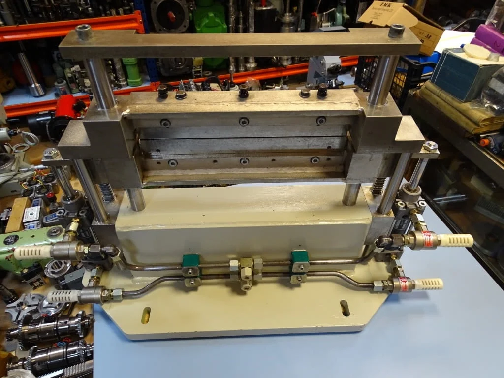 Пневматична гилотина за пластмаса Battenfeld Fischer TM-325 Pneumatic Cuillotine Cutter Plastic