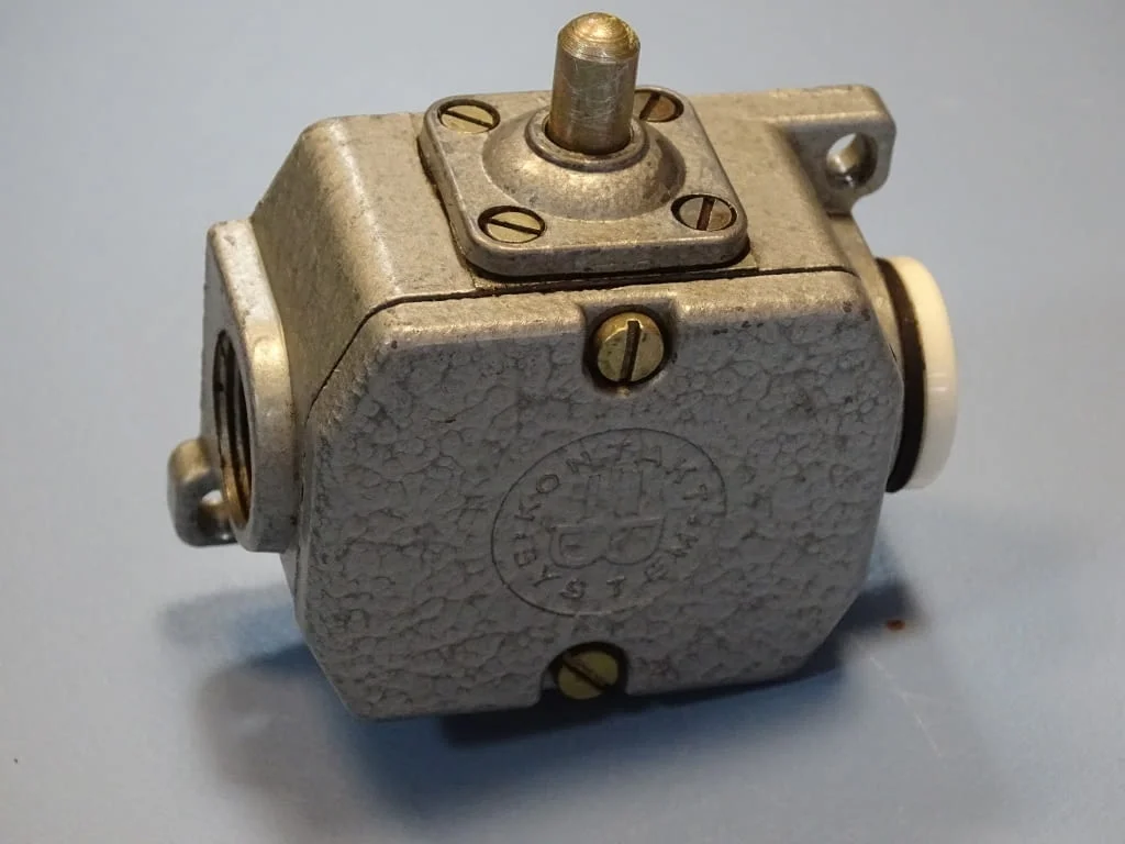 Краен изключвател Kontactsystem GWU 1 St Limit Switch 6A 500V DDR VEB — снимка 8