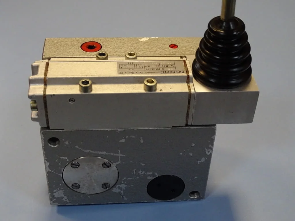 Пневматичен блок wmw DDR StGK04/0400 Pneumatic Valve NW-8mm Orsta TGL36389 — снимка 7