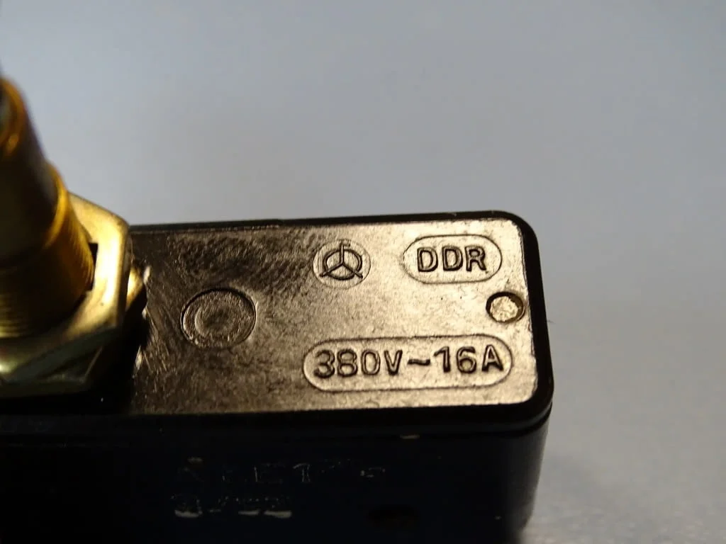 Микроизключвател VEB Robotron typ A1E1(ALE1) micro switch button 380VAC — снимка 4