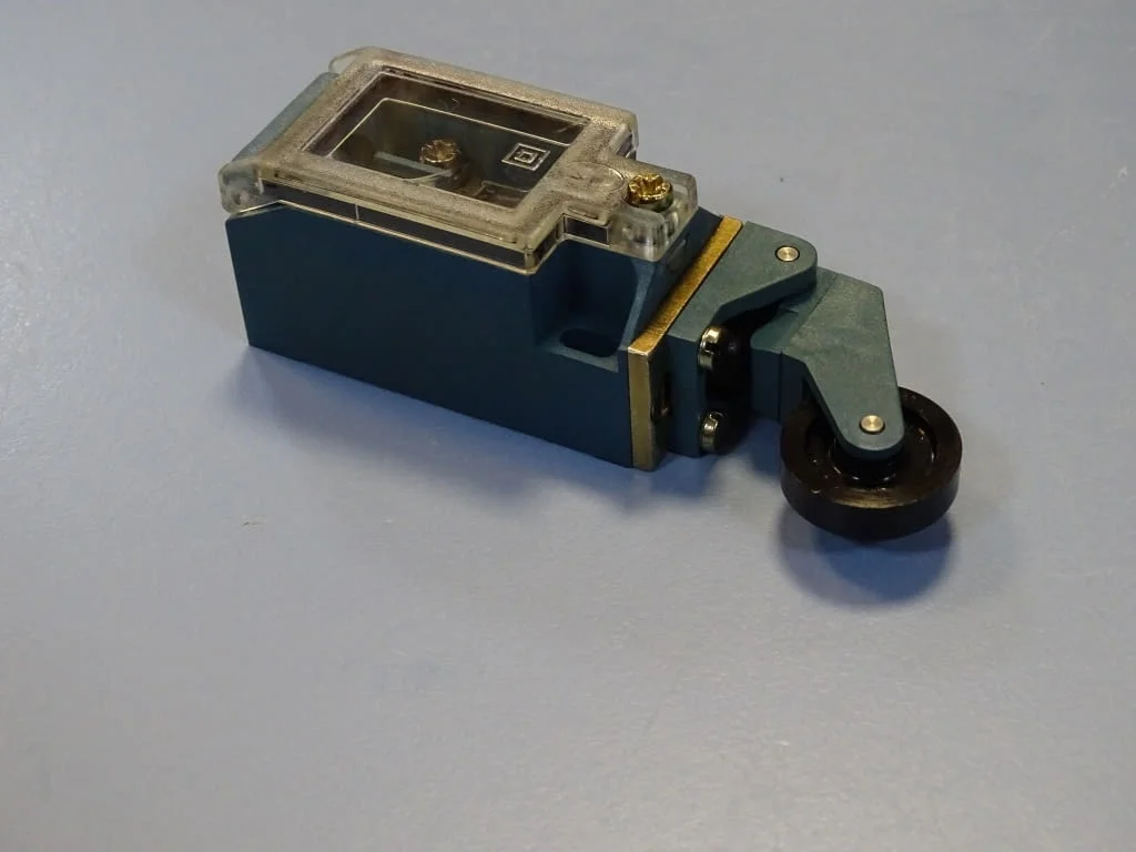 Изключвател краен Klockner-Moeller AT-1/i limit switch 220V — снимка 4