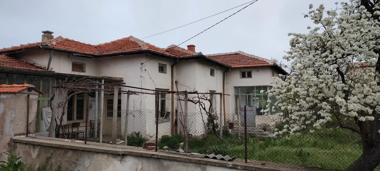 Едноетажна къща с парцел в село Динево, обл.Хасково — снимка 2