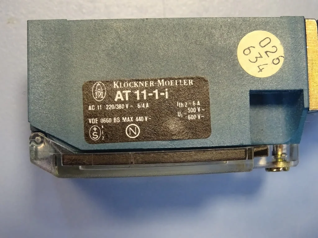 Изключвател краен Klockner-Moeller AT-1/i limit switch 220V — снимка 3