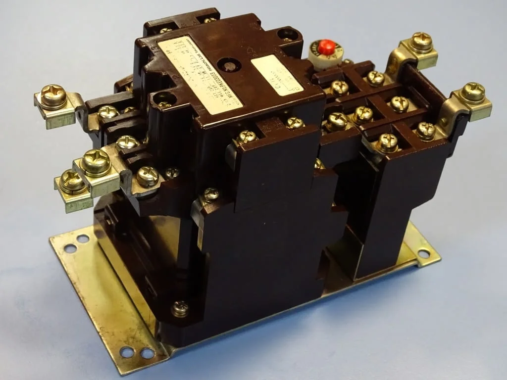 Контактор въздушен HITACHI H33 magnetic contactor 3-pole coil 7.5kW/11kW — снимка 2