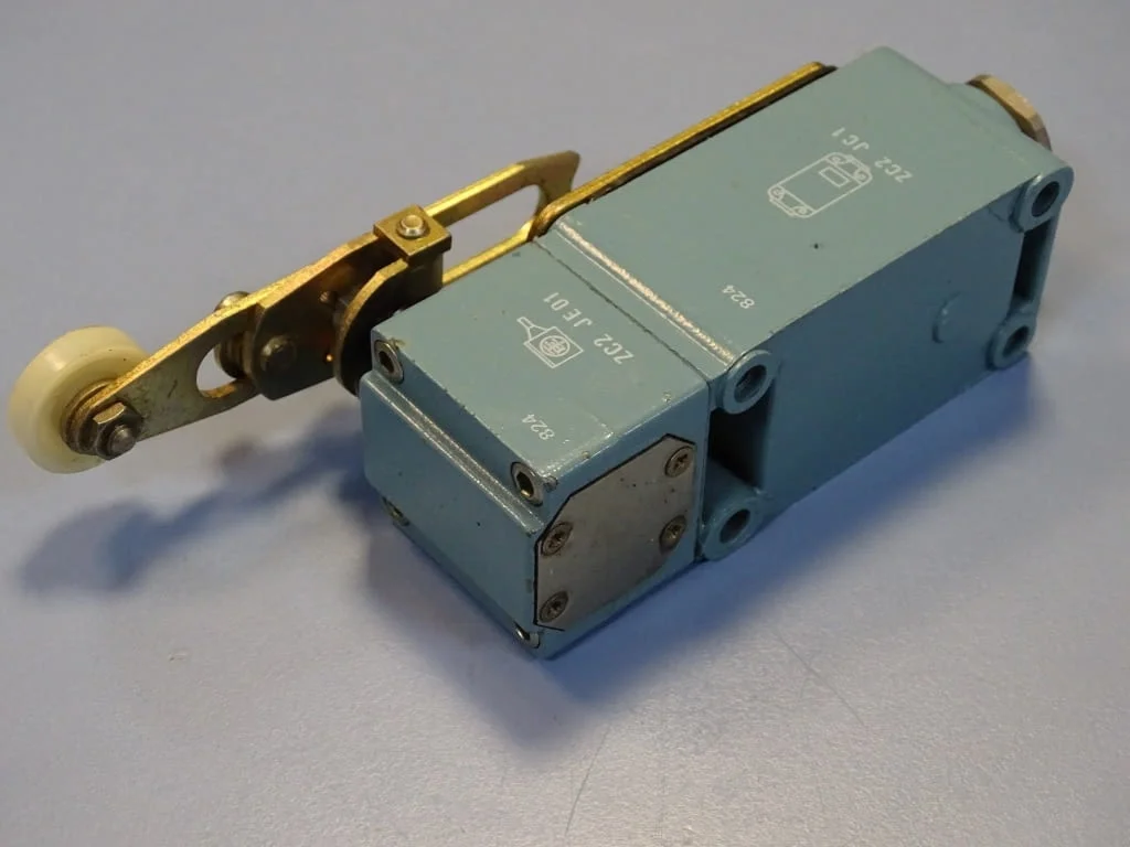 Изключвател Telemecanigue XC2-JC 0131 Limit Switch — снимка 7