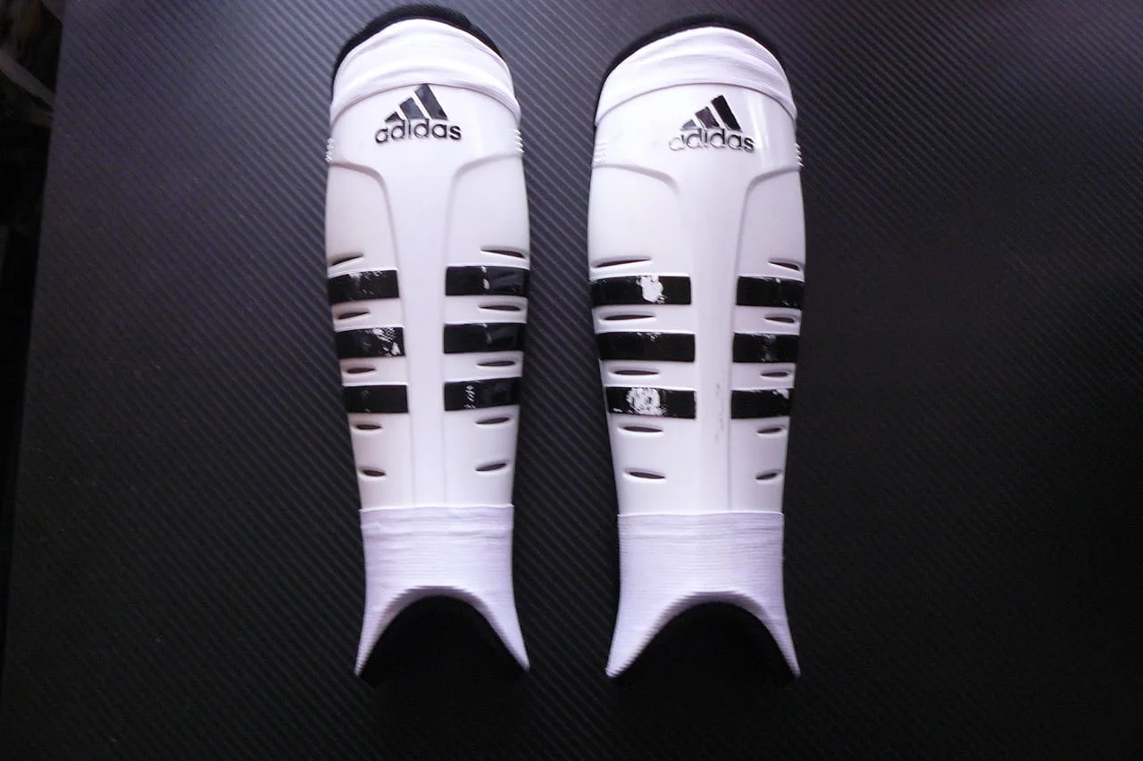 Футболни кори Adidas футбол калци протектори спорт топка гол бяло черно спортист футболист обувки — снимка 2