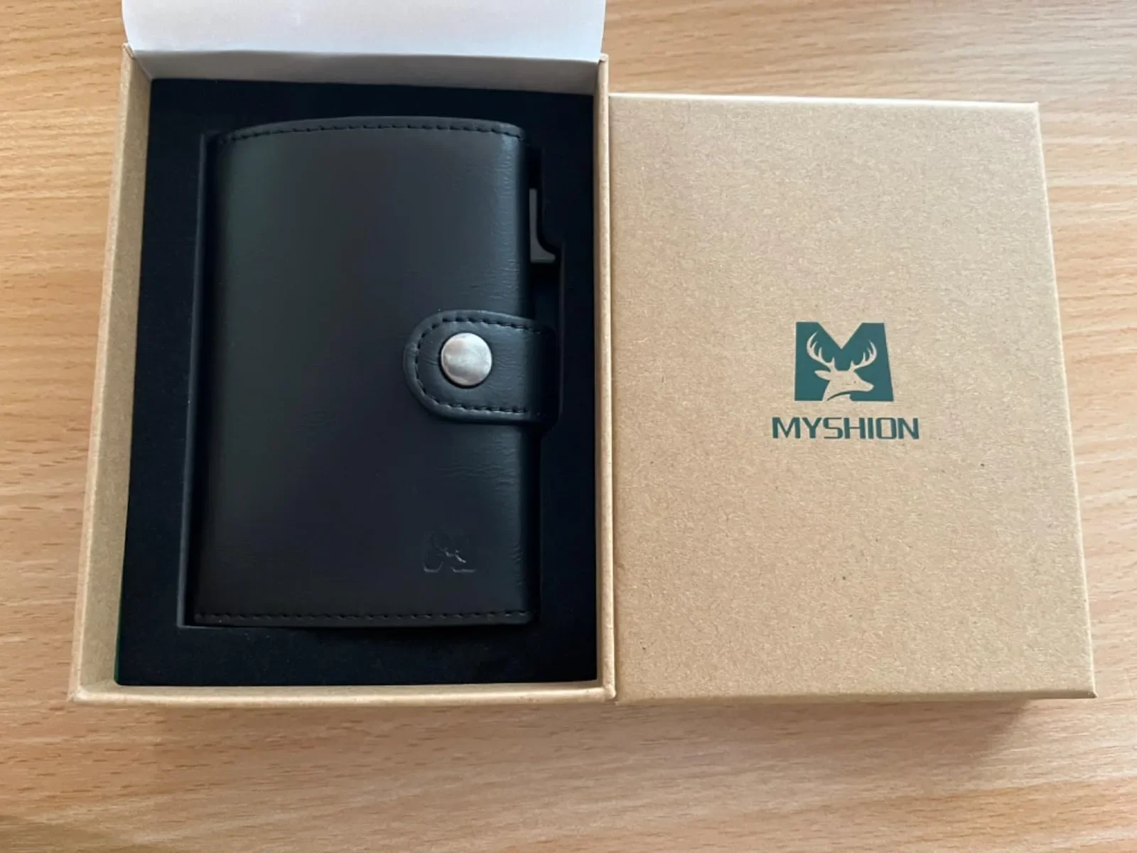 Мъжки портфейл с джоб за монети, прозорец за лична карта и RFID блокиране (до 11 карти) — снимка 8