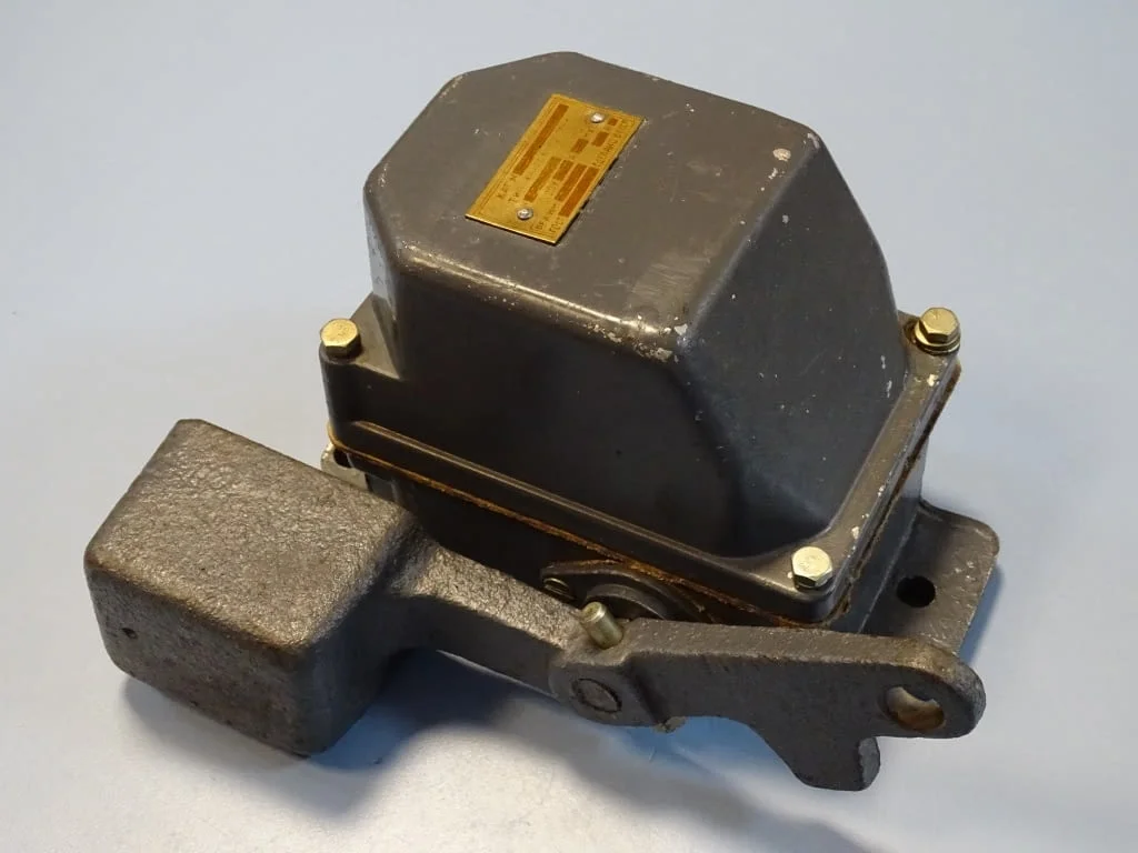 Краен изключвател с противовес за кран, телфер, хаспел USSR КУ-703 Limit Switch 10A 380V — снимка 2