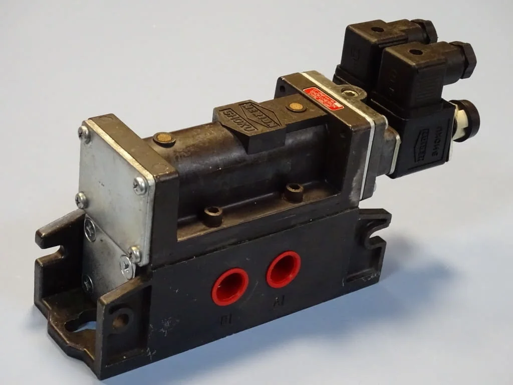 Пневматичен разпределител SHOKU-HERION 5BC-04F solenoid valve 100VAC — снимка 3