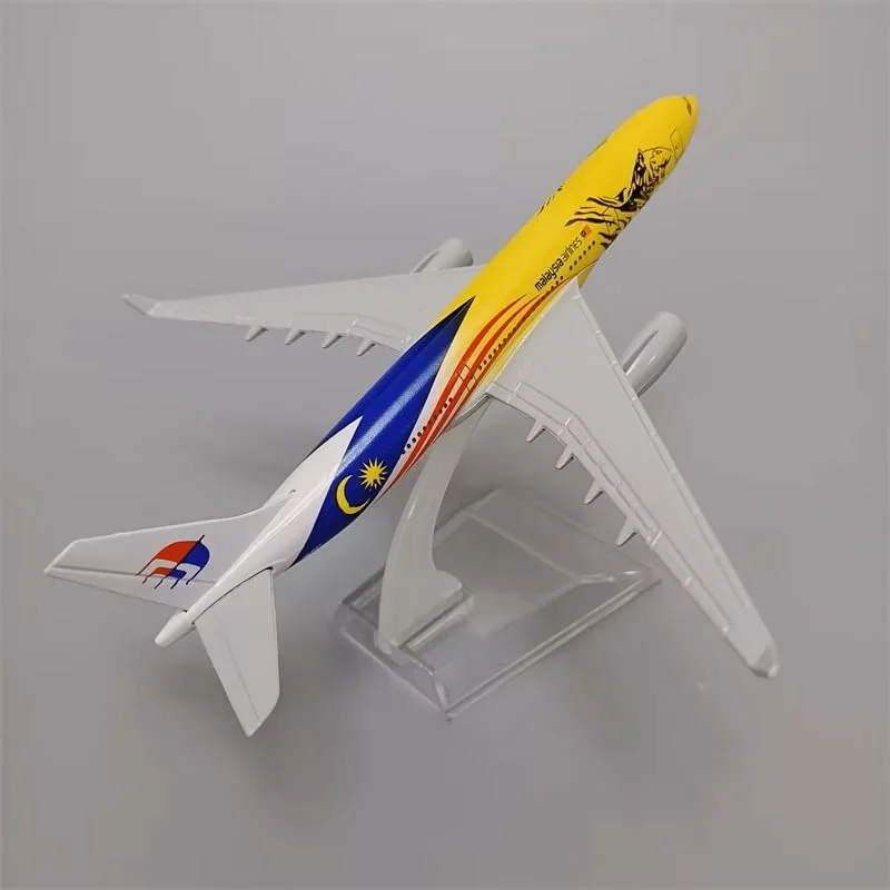 Еърбъс 330 самолет модел макет Malaysia Airlines метален самолетен билет багаж куфар безмитна зона — снимка 4