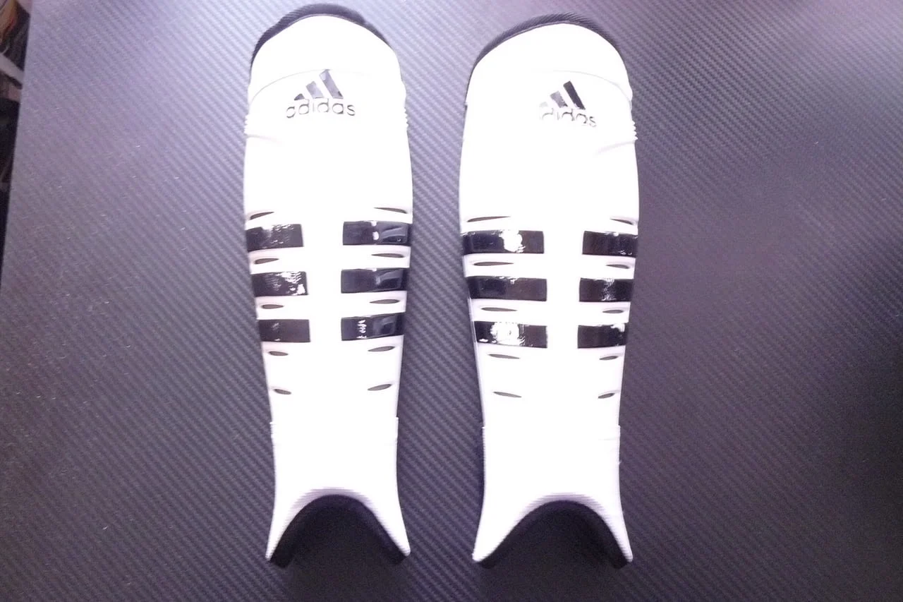 Футболни кори Adidas футбол калци протектори спорт топка гол бяло черно спортист футболист обувки