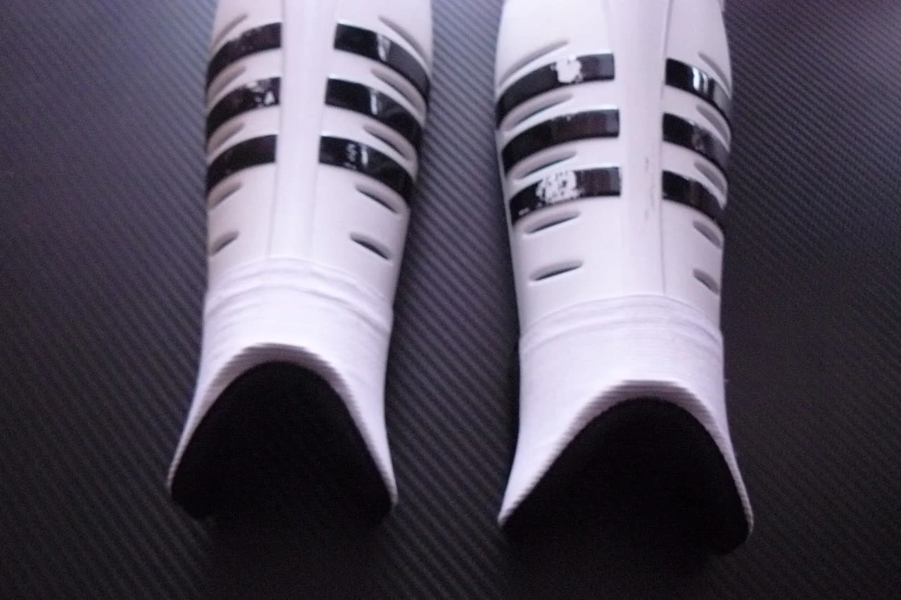 Футболни кори Adidas футбол калци протектори спорт топка гол бяло черно спортист футболист обувки — снимка 4