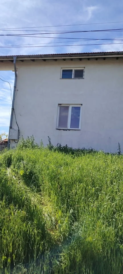 Двуетажна къща, разположена в с. Крепост, обл. Хасково — снимка 2