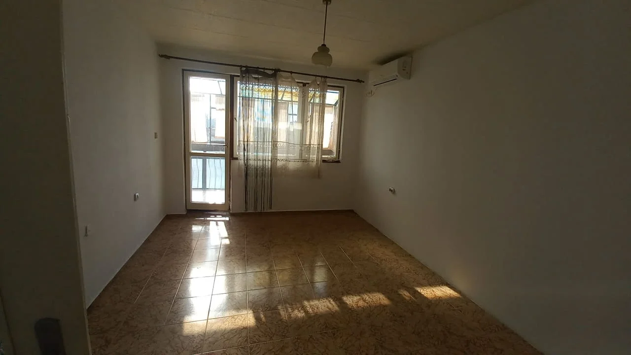 Продаваме двустаен апартамент в кв. Каменица 1 — снимка 4