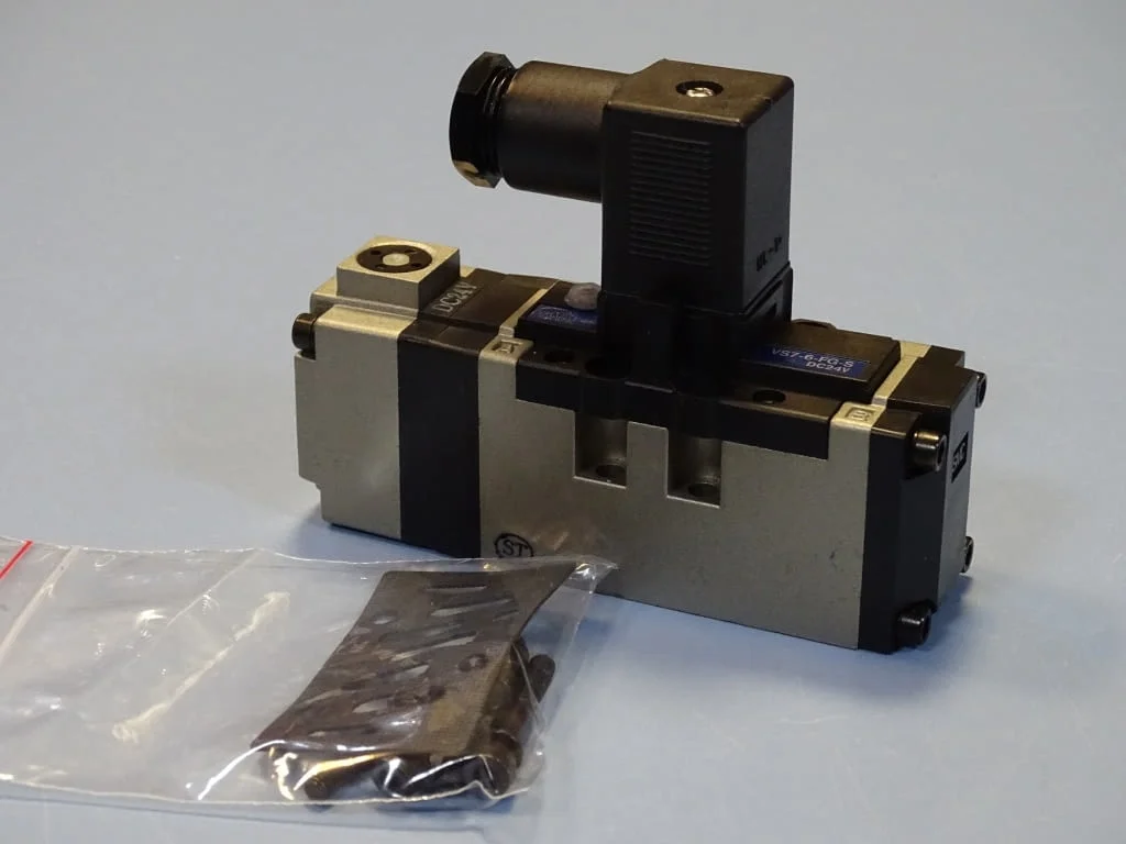 Пневматичен разпределител SMC VS7-6-FG-S Solenoid Valve Pilot 24VDC