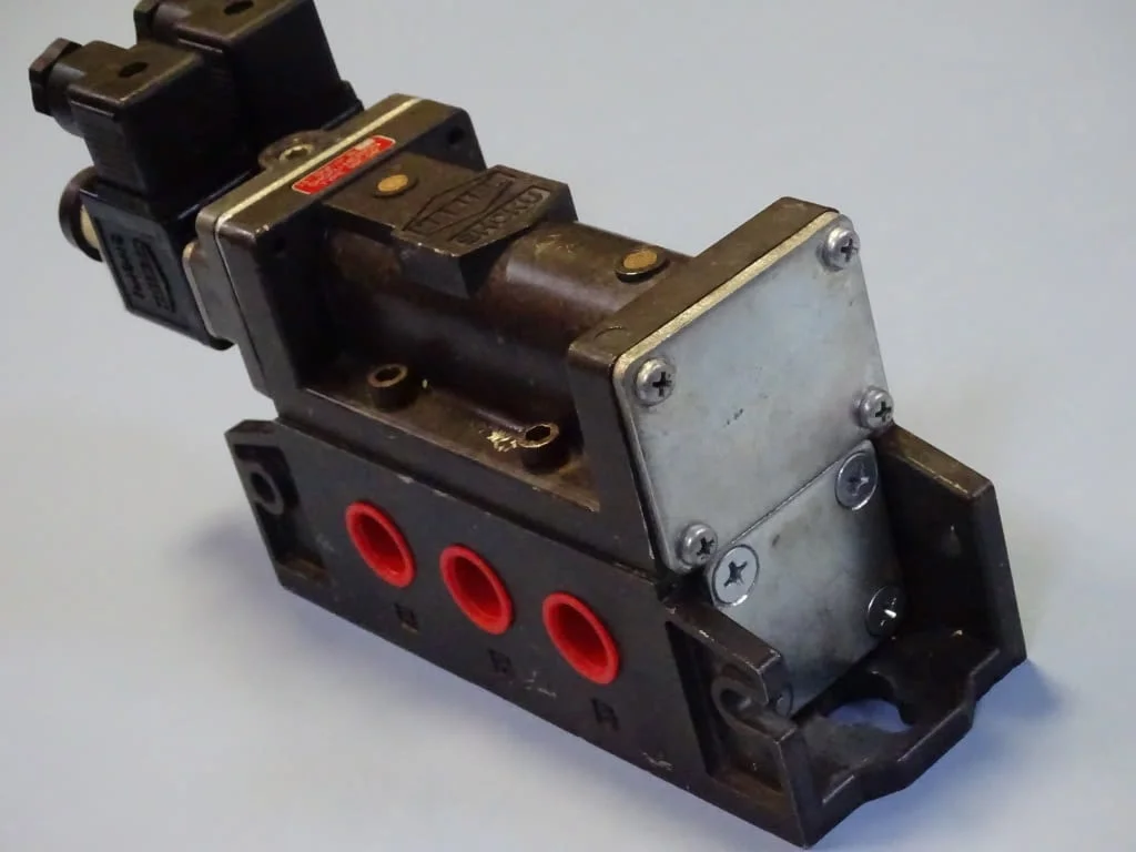 Пневматичен разпределител SHOKU-HERION 5BC-04F solenoid valve 100VAC — снимка 2