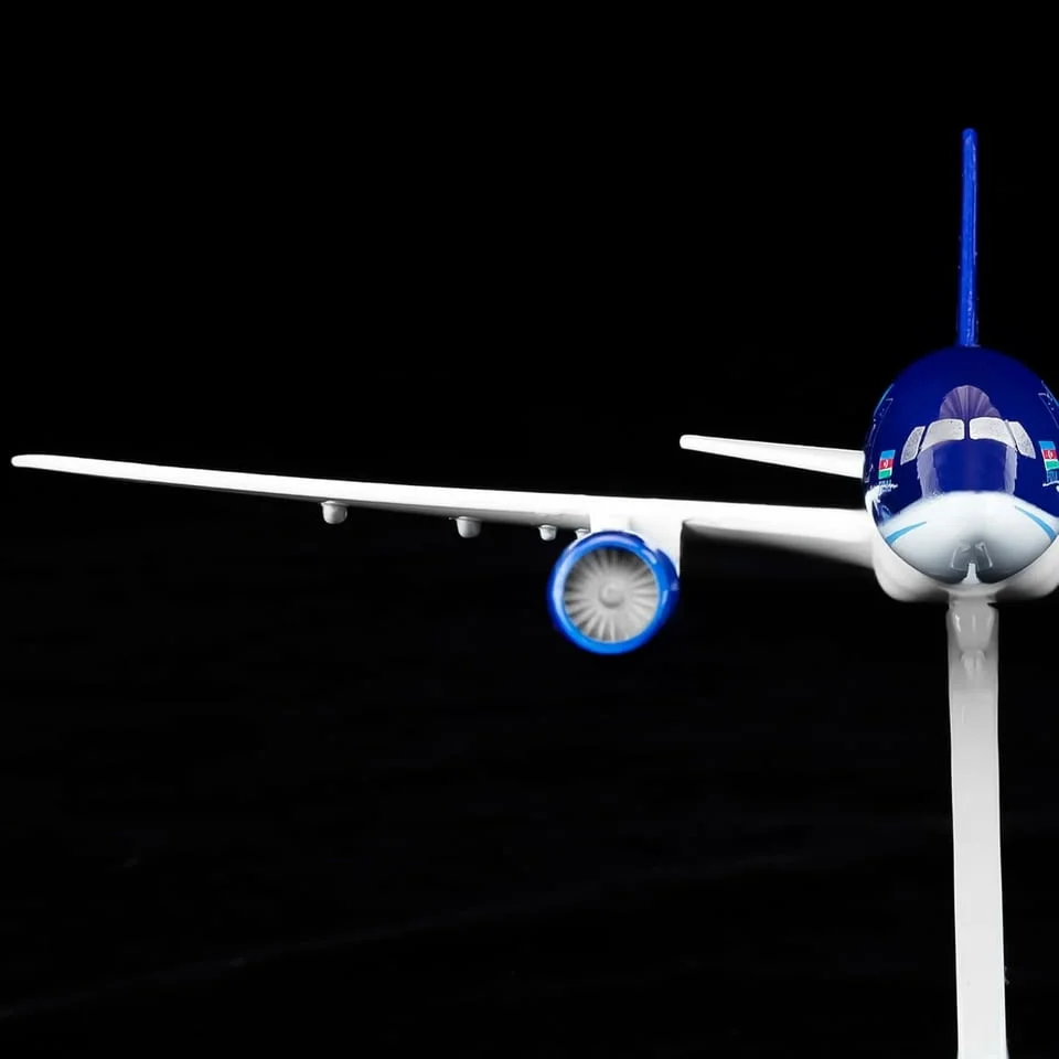 Бойнг 787 самолет модел макет Azerbaijan метален лайнер полет самолети стюардеса пилот летище място — снимка 5