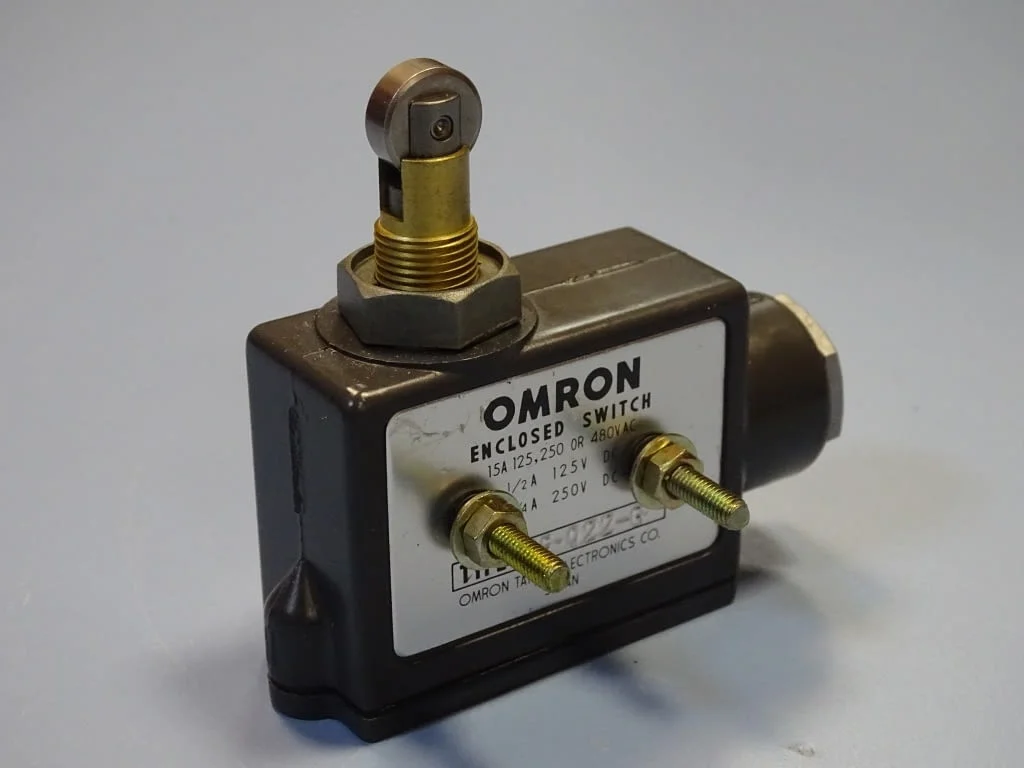 Изключвател Omron ZE-Q22-G Enclosed Switch Roller Plunger 15A — снимка 6