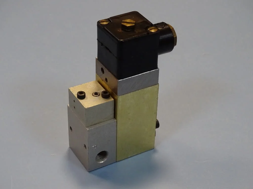 Пневматичен разпределител JOUCOMATIC LVN22 Solenoid Valve 24VDC — снимка 2