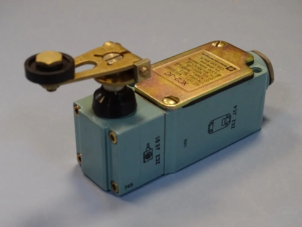 Изключвател краен Telemecanique XC2-JC/ ZC2 JE01/ XC2 JC4/ ZC2 JY11 Limit Switch — снимка 2