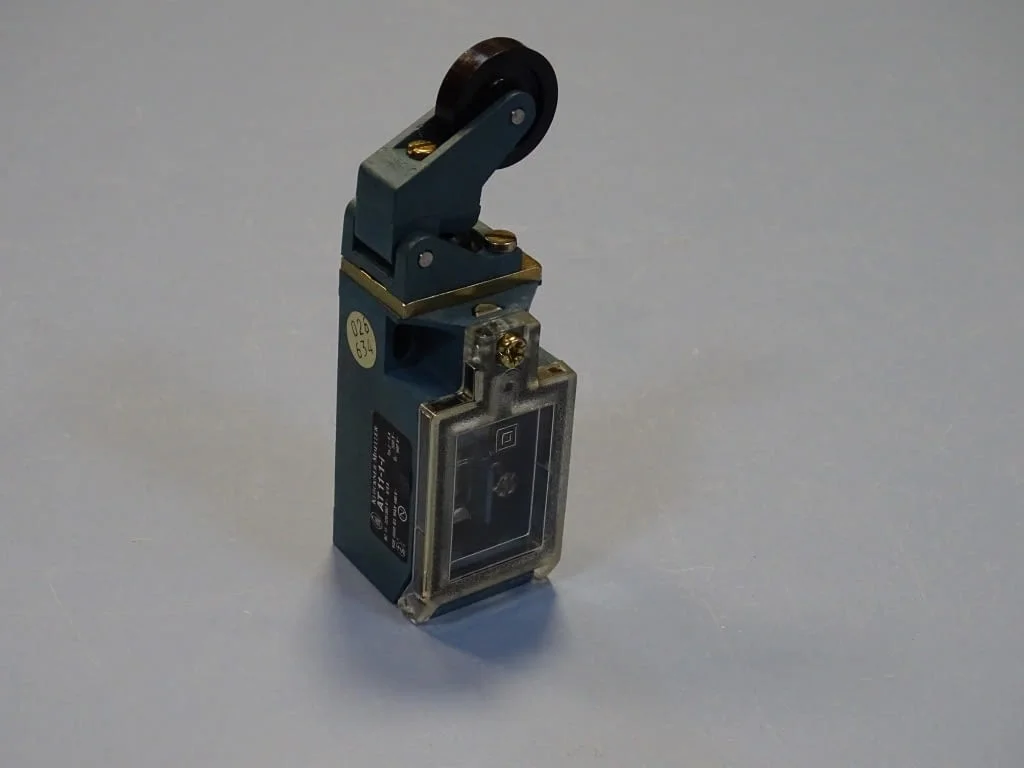 Изключвател краен Klockner-Moeller AT-1/i limit switch 220V — снимка 6
