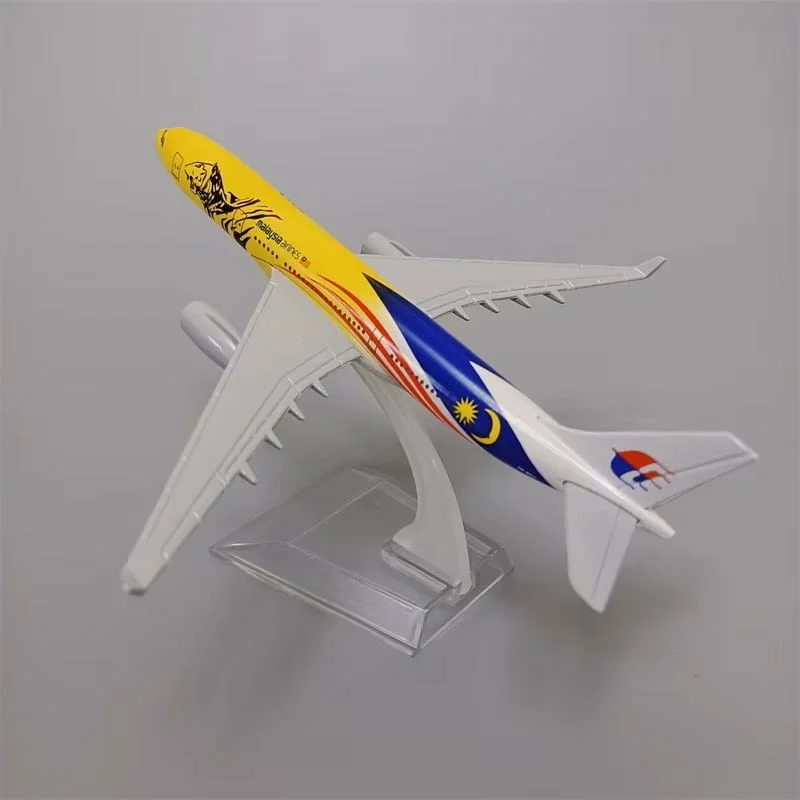 Еърбъс 330 самолет модел макет Malaysia Airlines метален самолетен билет багаж куфар безмитна зона — снимка 2