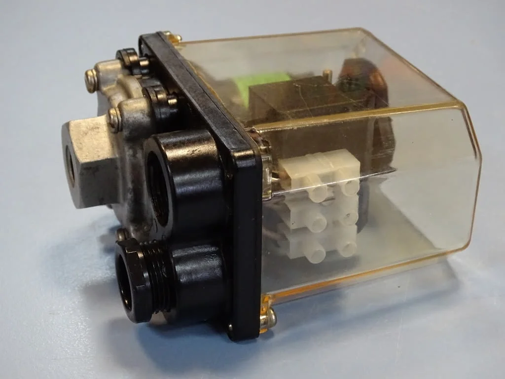 Пресостат KLOCKNER-MOELLER MCS4 pressure switch 220V 0.36kW — снимка 3