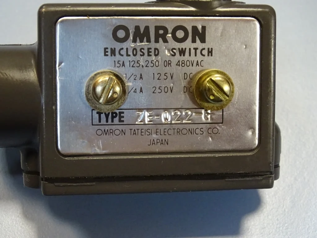 Изключвател Omron ZE-Q22-G Enclosed Switch Roller Plunger 15A — снимка 4