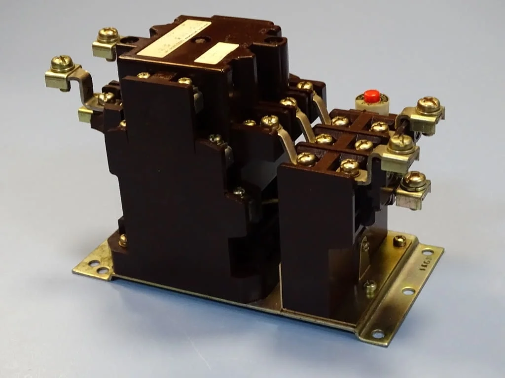 Контактор въздушен HITACHI H33 magnetic contactor 3-pole coil 7.5kW/11kW