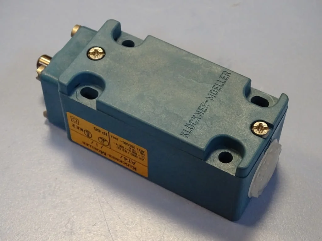 Изключвател краен Klockner-Moeller AT4/i limit switch 220V — снимка 2