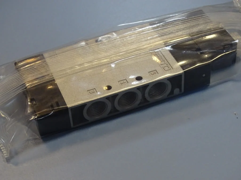 Пневматичен разпределител Festo CPE18-M3H-5L-1/4 Solenoid Valve 230VAC — снимка 4