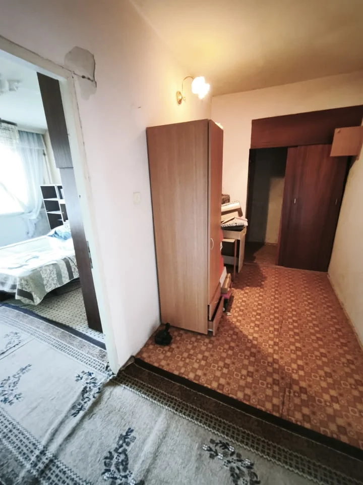 Продавам тристаен апартамент в гр. Перник кв. Изток — снимка 4