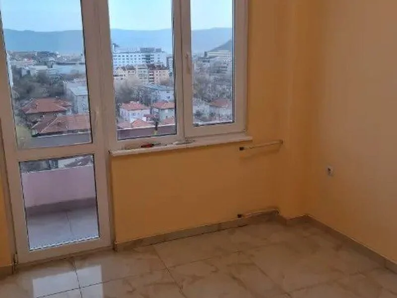 Тристаен апартамент в кв. Гагарин — снимка 4